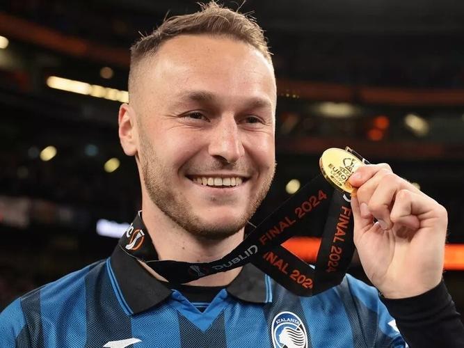 斯帕莱蒂：库普梅纳斯表现积极且具备防守意识，他能适应新的位置