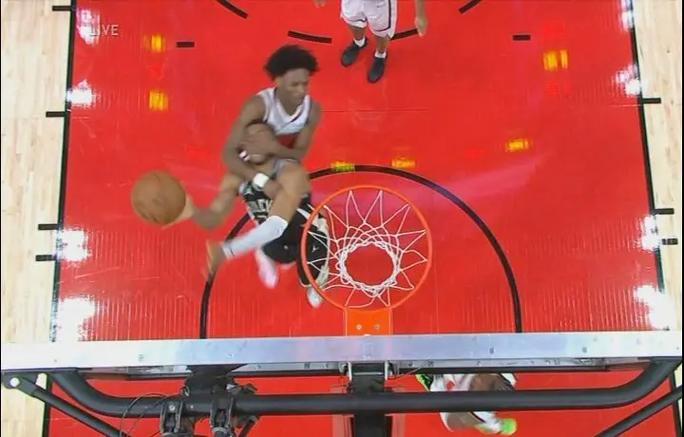 凶悍拦截！字母哥快攻中被威少直接暴力拉抱 裁判没有升级判罚