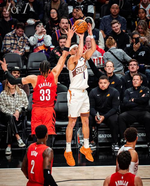 状态出色!布克上半场12中6得17分6板4助 三分5中3