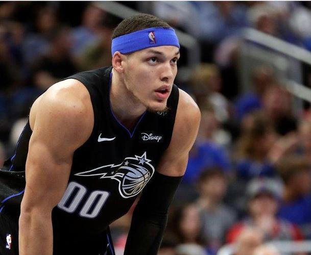 致命犯规!阿隆-戈登11中5&罚球4中4拿到14分5板 三分2中0