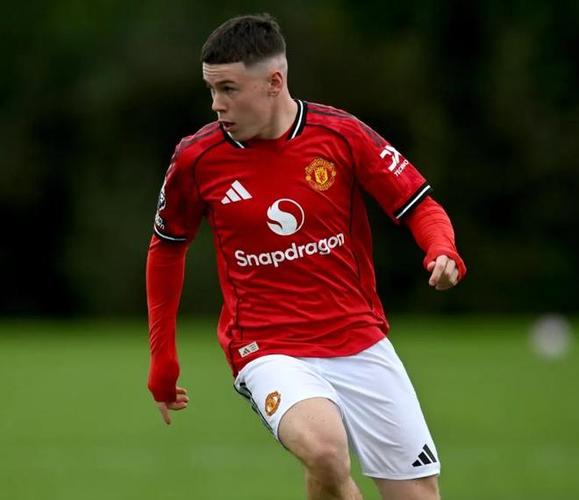 鲁尼为儿子凯庆祝16岁生日,后者目前效力于曼联U18队