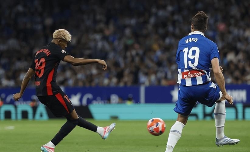 改变来了？亚马尔一改此前“加冕”方式，进球后亮队徽和队友庆祝