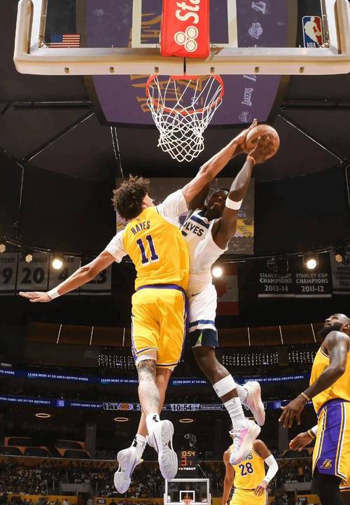 斯波:东契奇和里夫斯的后场很难防 两人都技巧丰富又能造犯规