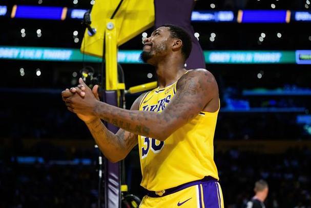 东契奇:我以前经常与斯玛特对位 我太清楚面对他的防守的感受了