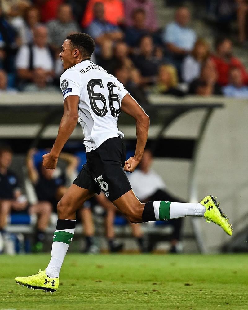 阿诺德INS晒抵达利物浦照:HOME