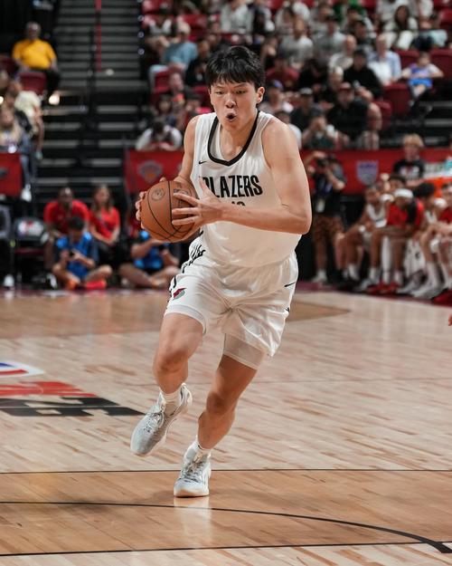 队记:杨瀚森需要时间试错但开拓者想赢球 他们无法承受这些错误