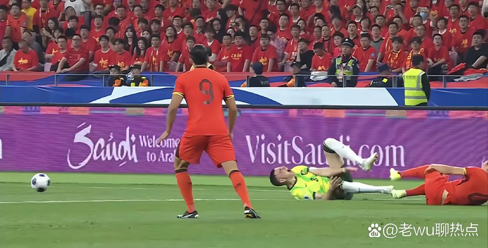 前裁判：足球没有飞向球门且苏契奇正在回防，因此比塞克没吃红牌