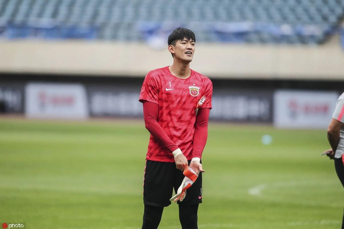 今晚,门将颜骏凌完成代表上海海港出战各项赛事的第500场里程碑