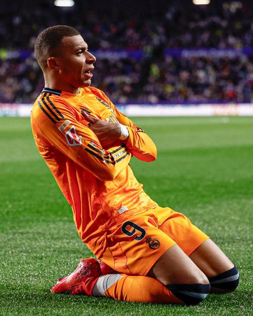 大战在即！皇马发布欧冠客战利物浦海报，姆巴佩单人出镜