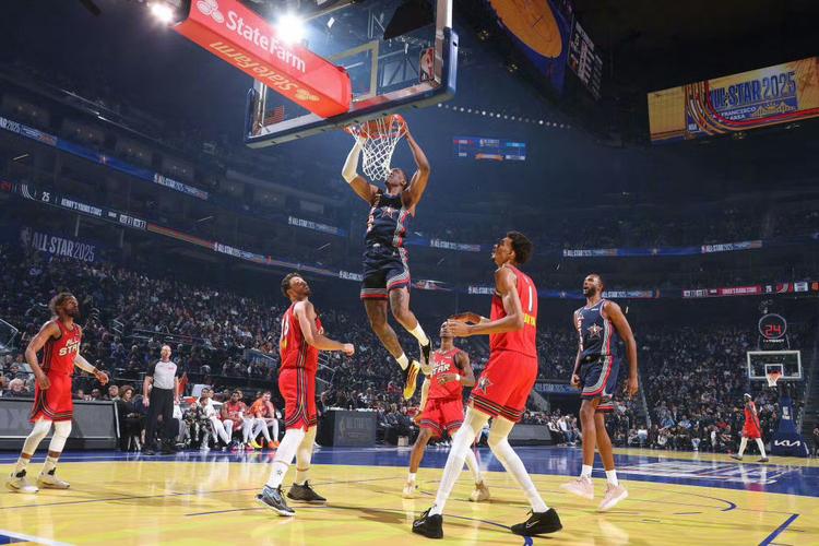 饿虎扑食！杰伦-布朗奋力拼抢地板球 助科塔博得罚球