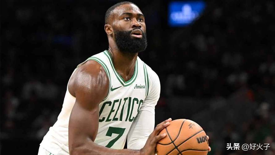 铁匠铺开张！杰伦-布朗半场13中4&三分6中0 得到9分3助攻1抢断