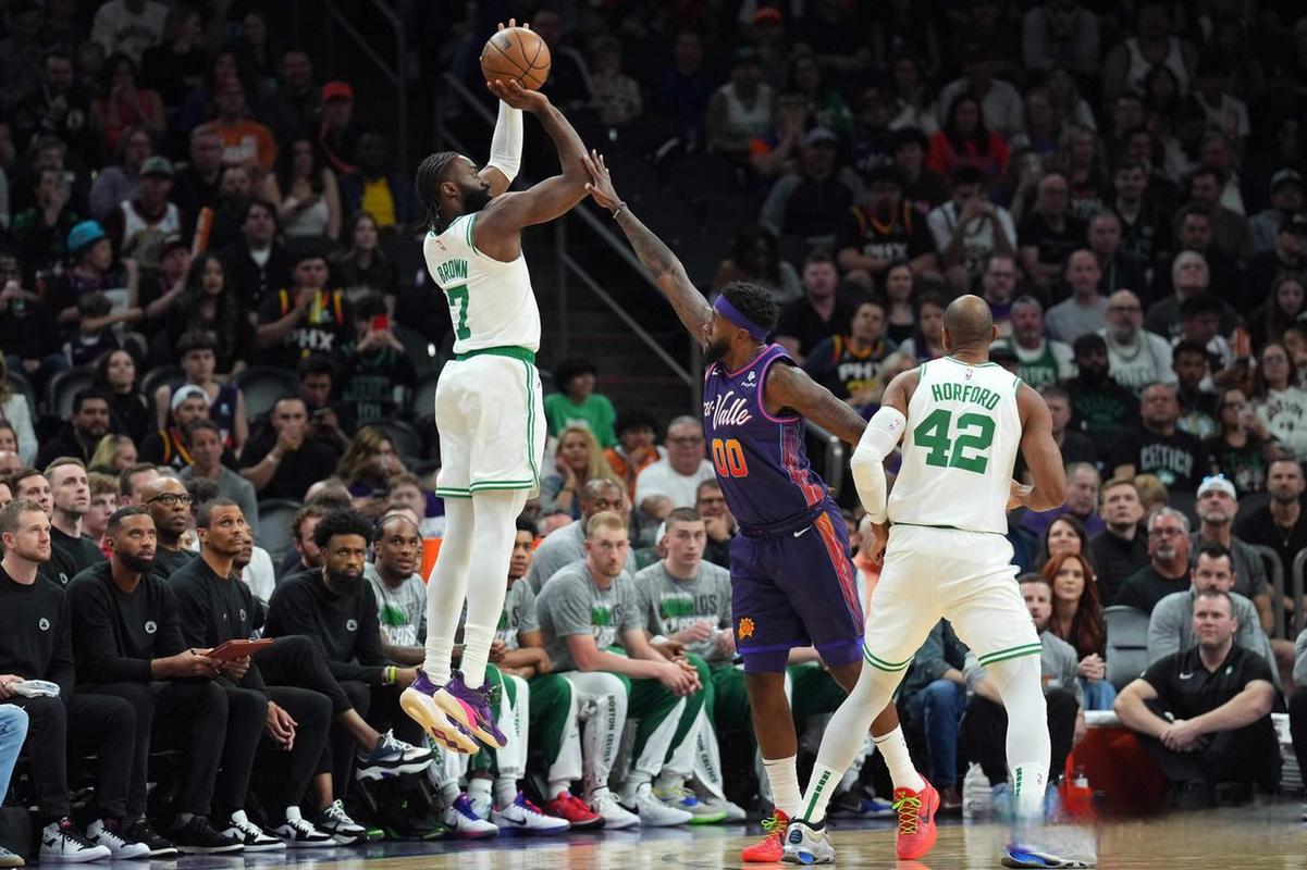 爵士凯尔特人裁判报告：漏吹杰伦-布朗被“滑铲” 错判科塔犯规