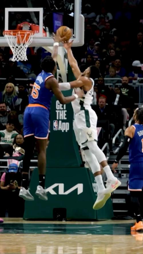 你们一起上吧！字母哥篮下一打三强起完成2+1