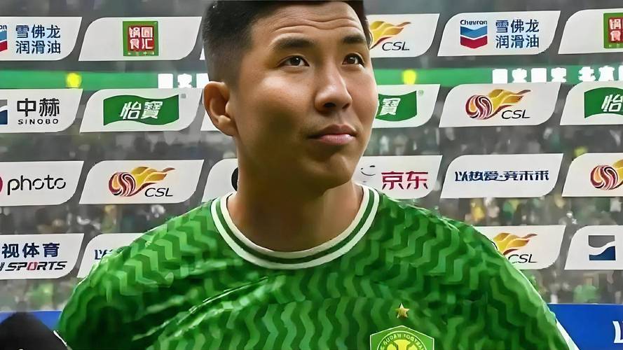 太夸张了！王刚禁区外迎球凌空抽射，高高飞出转播画面5秒才落地