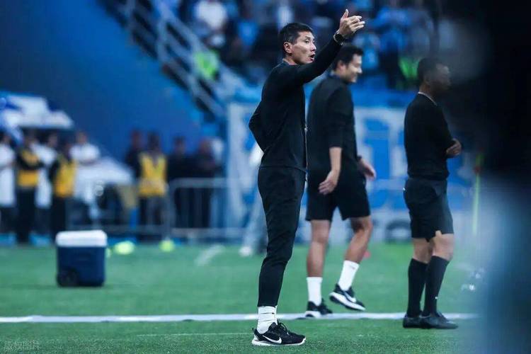 媒体人：不出意外的话，邵佳一在西海岸的教练组都会随他前往国足