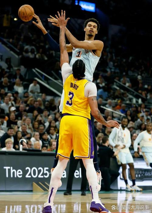 马刺vs湖人L2M：马刺0.4秒误获球权 尚帕尼造犯规罚球失手未绝平