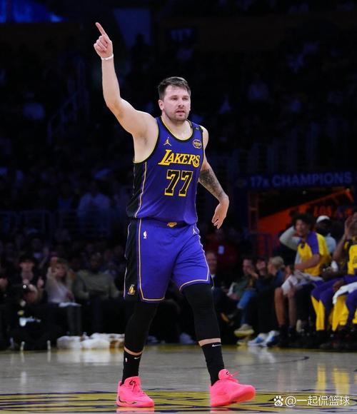 传奇阵营！湖人晒东契奇海报：前五场总得分200分 仅次于张伯伦