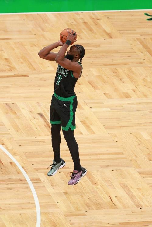 扛起球队!杰伦·布朗21中13轰下35分5板5助1断