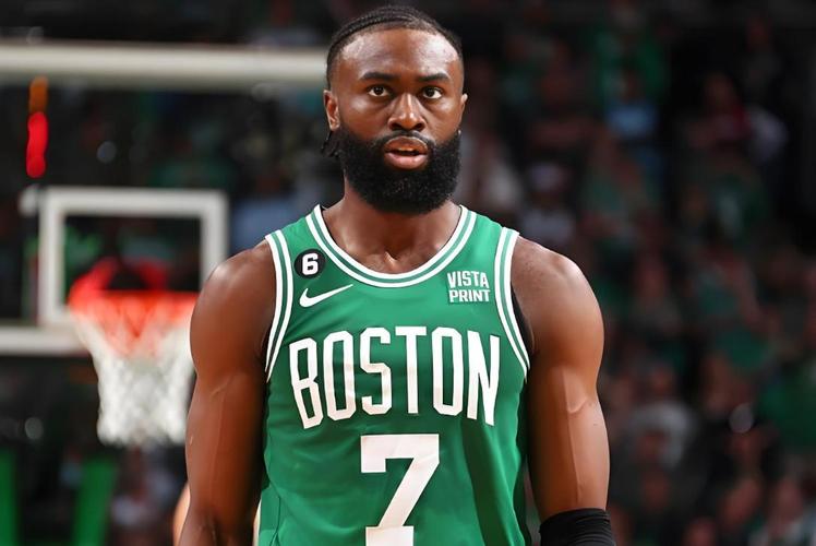 苦苦支撑!杰伦·布朗首节11中7砍下16分2板1助 球队落后11分