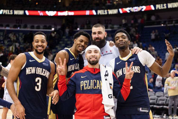 弗拉格&奎因交换球衣！鹈鹕官方晒照：从蒙特沃德队友到NBA对手