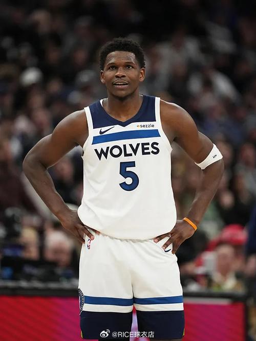 让人羡慕!爱德华兹现场脱比赛球衣送给球迷 后者惊呼OMG